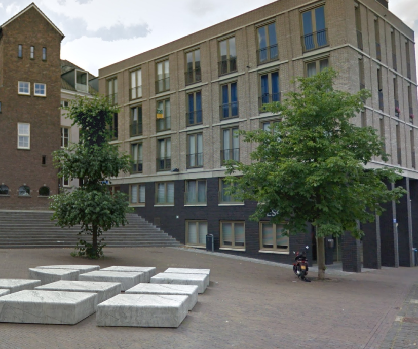 De etalagelinde (links) op het Gebroeders van Limburgplein, juli 2019 (Google Streetview)