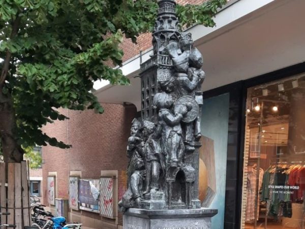 Al mot ik krupe, beeld van Toon&nbsp;Heijmans