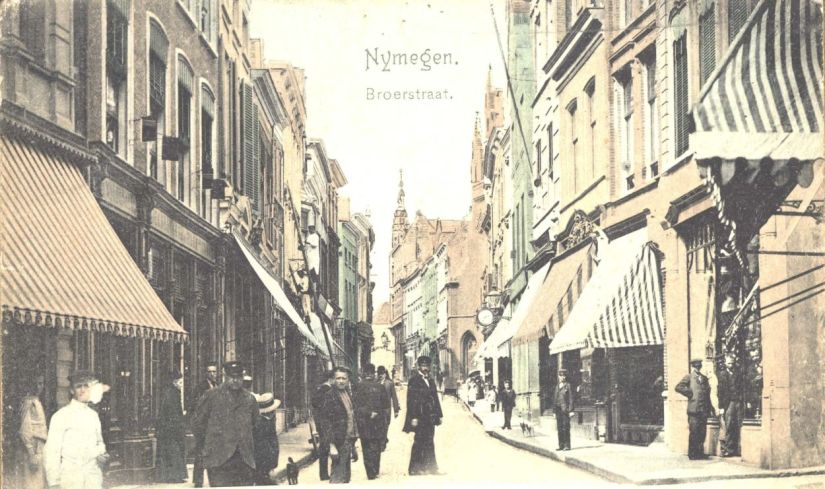 Broerstraat gezien vanuit de Korte Molenstraat; rechts de Gruitberg, 1900 (Vivat Amsterdam via F15084 RAN)