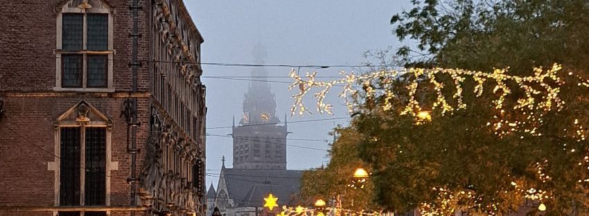 Druilerige Burchtstraat in november, maar de lichtjes branden (november 2025)