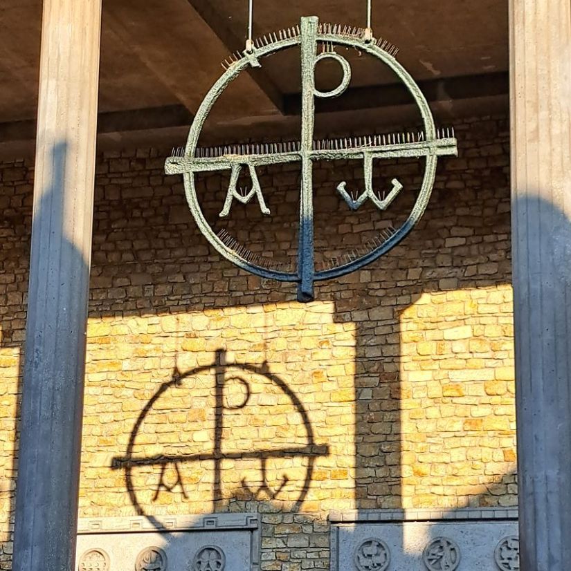 Christus monogram Molenstraatkerk (mei 2024)