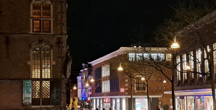 De Burchtstraat met Raadhuis. De Gemeenteraad (links) is op dit moment in vergadering vanwege de kraakactie van een pand tegenover het stadhuis. Rechts de voormalige Gerzon (We) en Peek en Cloppenburg (H & M) (22 februari 2024)