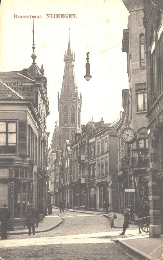 Broerstraat met Dominicuskerk/Broederenkerk, ongeveer 1900-1910 (Uitg. A.A. van der Borg via F18091 RAN CCBYSA)