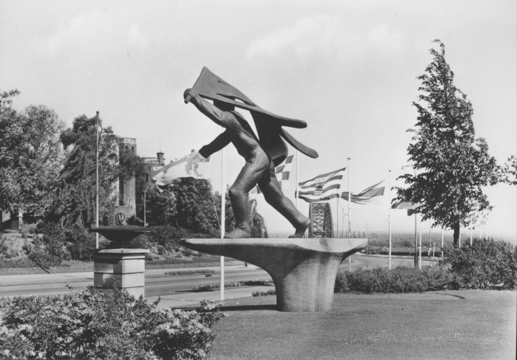 Het verzetsmonument of "de vaandeldrager". Een monument voor Jan van Hoof en allen die in het verzet vielen voor de bevrijding van Nijmegen, gemaakt door Marius van Beek, 1954-1955 (Hoet, Fa. H. ten, Nijmegen / L.R. Gerritsen via F12266 RAN CCBYSA)