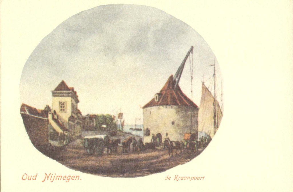 Een reproductie van een schilderij met daarop de Kraanpoort en de Kraan , onderaan de Grotestraat, 1620-1630 (Fa H. ten Hoet/L.R. Gerritsen via F1708 RAN CCBYSA)