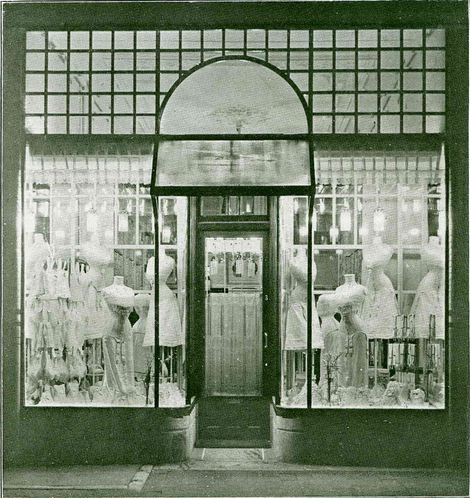 Verlichte etalage van Van Duren's Corsetten-magazijn bij avond (Installatie Paijens-AEG). Reproductie uit: Gebruikt Electriciteit! Reclame uitgave der Gemeente-Electriciteitswerken te Nijmegen, eerste serie no. 2 'Onze Winkels', Nijmegen 1910, 1910 (P.H. Kouw via F47571 RAN)