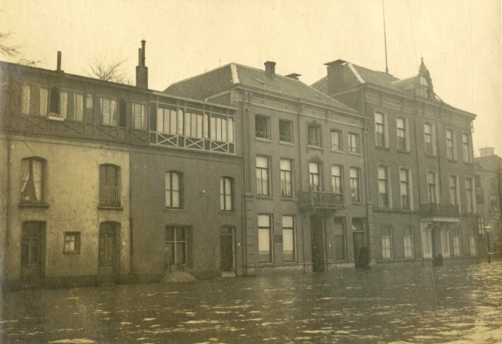 Hoog water in de Waal en op de kade tussen Voerweg en Lindenberg ter hoogte van de bedrijfspanden van de firma Alewijnse, 19/2/1920 (F9019 RAN)