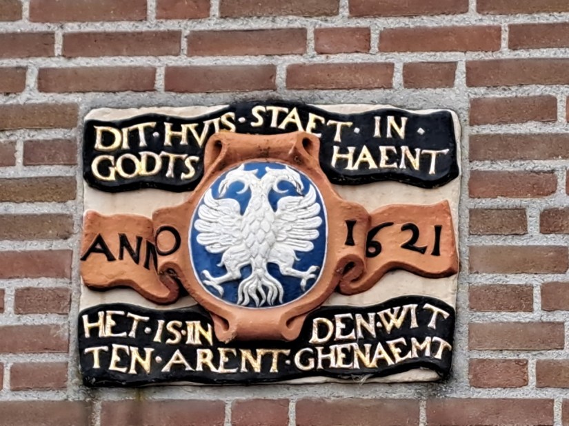 Gevelsteen den Witten Arent, Achter de Vismarkt 18 en 20 (augustus 2025) Benedenstad