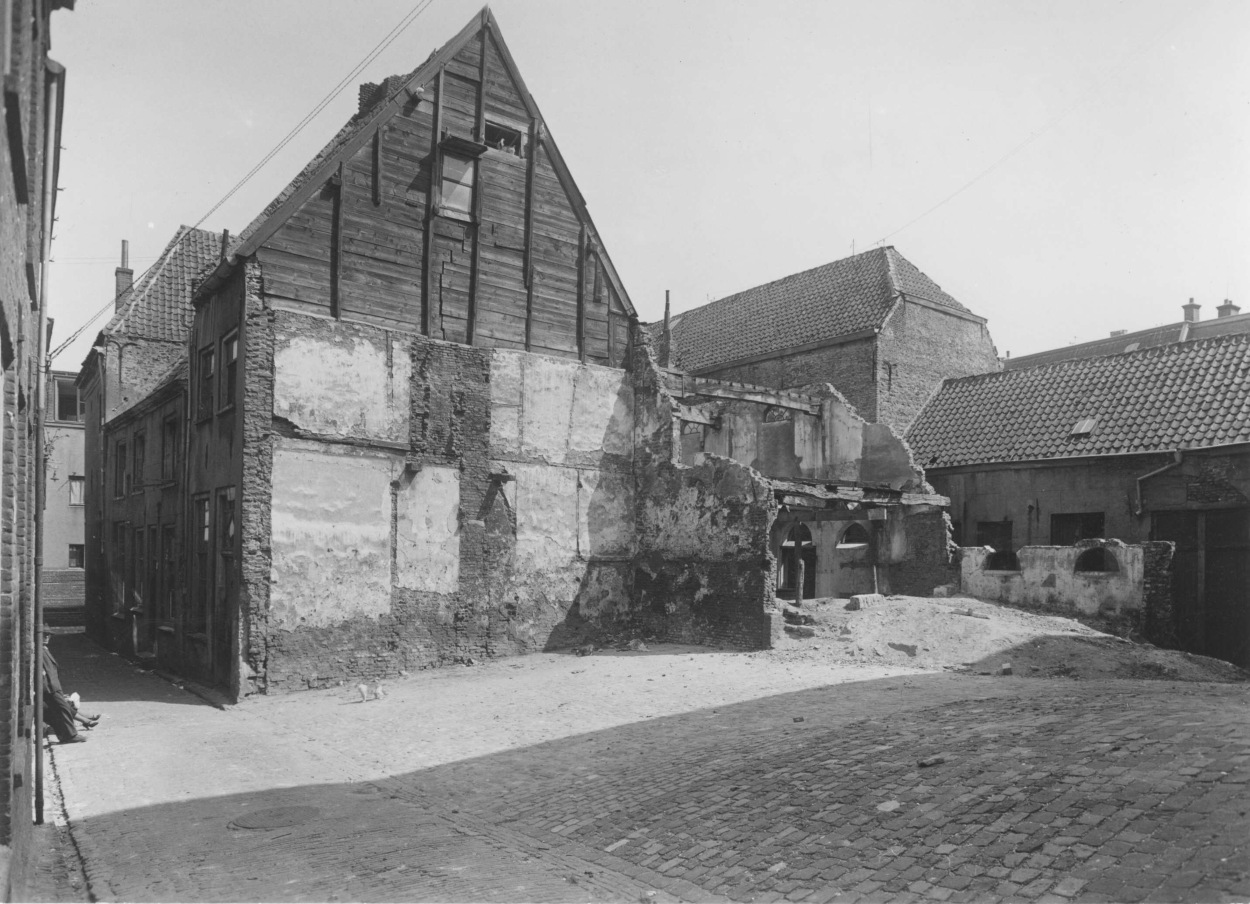 Grootegas gezien vanuit de Nonnenstraat in de richting van de Achter de Vismarkt. Rechts op de achtergrond panden aan de Rozengas, 1938 (Fotopersbureau Gelderland via F13572 RAN CCBYSA Auteursrechthouder: J.F.M. Trum)