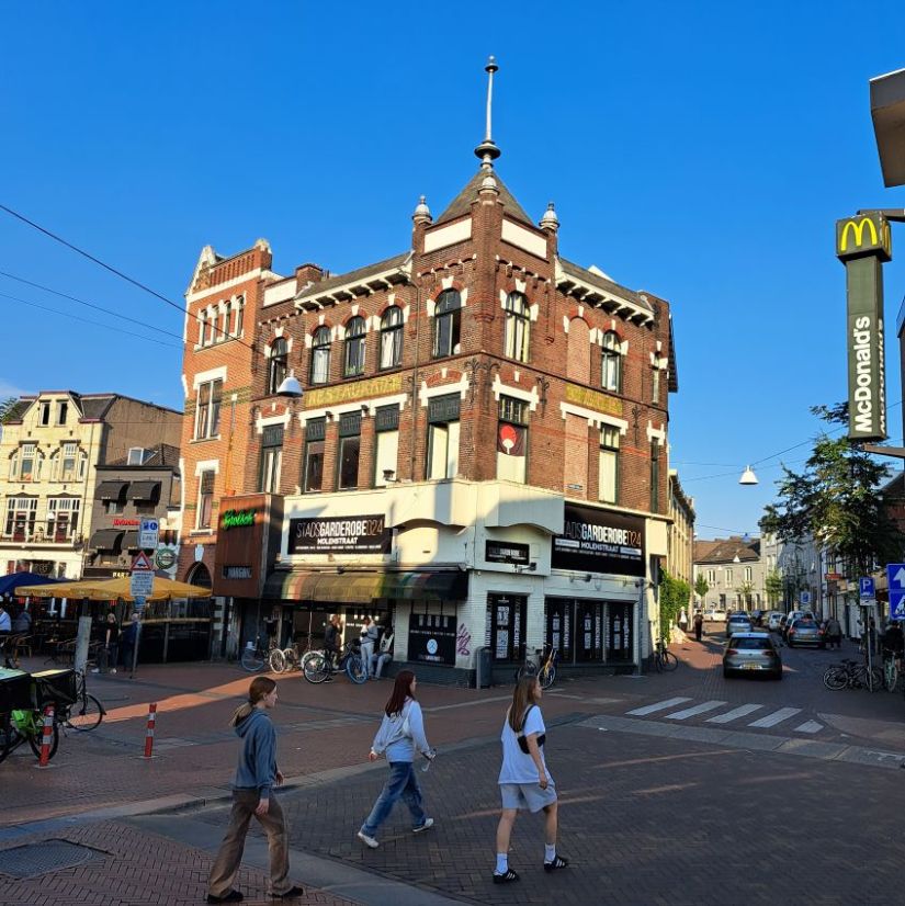 Molenstraat 99, hoek Molenstraat-Tweede Walstraat (mei 2024)