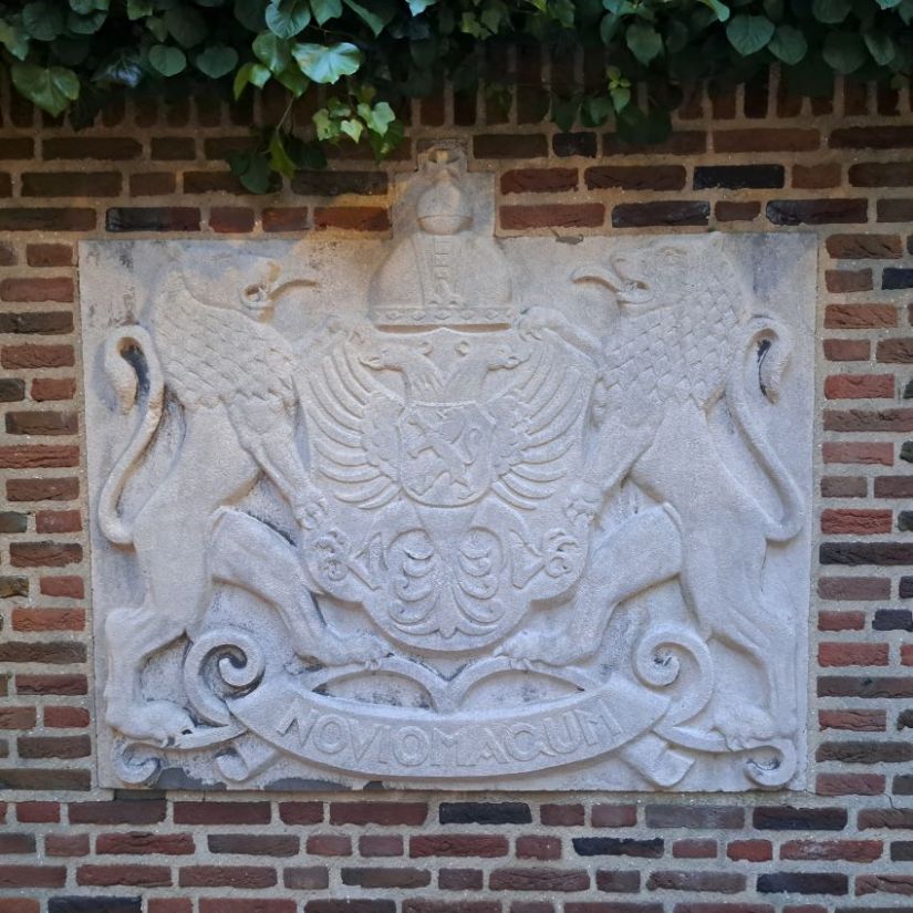 Stadswapen bij stadhuis, Albert Meertens