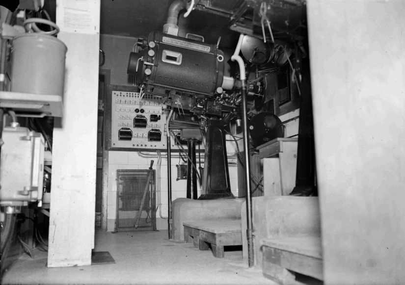 De projector met bijbehorende apparatuur van het Chicago Theater, Broerstraat, 1942 (GN11241 RAN)