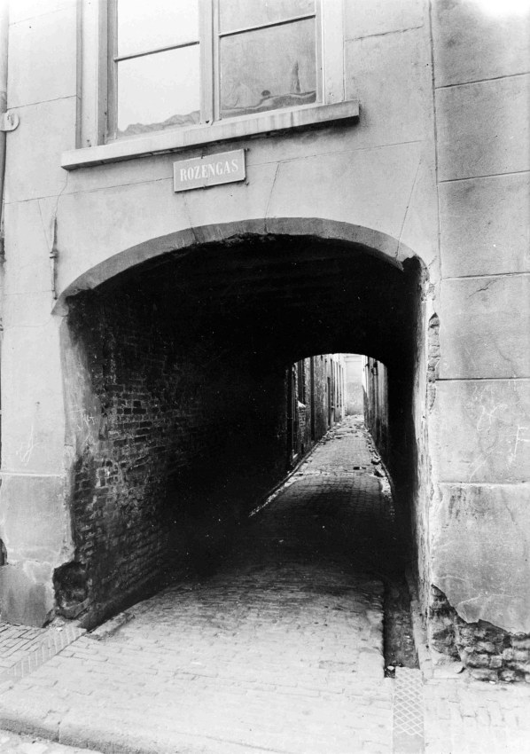 Het Rozengas gezien vanuit de Achter de Vismarkt; album Bouw- en Woningtoezicht, 1935 (GN665 RAN)