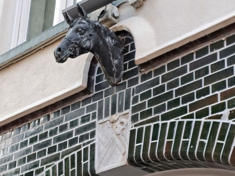 Gevelstenen Lange Hezelstraat 86: van welke&nbsp;slagerij?