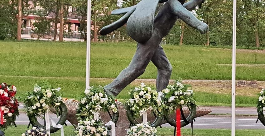 Verzetsmonument Jan van Hoof bij Waalbrug, de kransen zijn de avond ervoor, 4 mei gelegd (mei 2024)