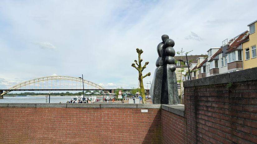 Vrouw uitkijkend over water, Ed van Teeseling, Waalkade, 1982 (mei 2024)