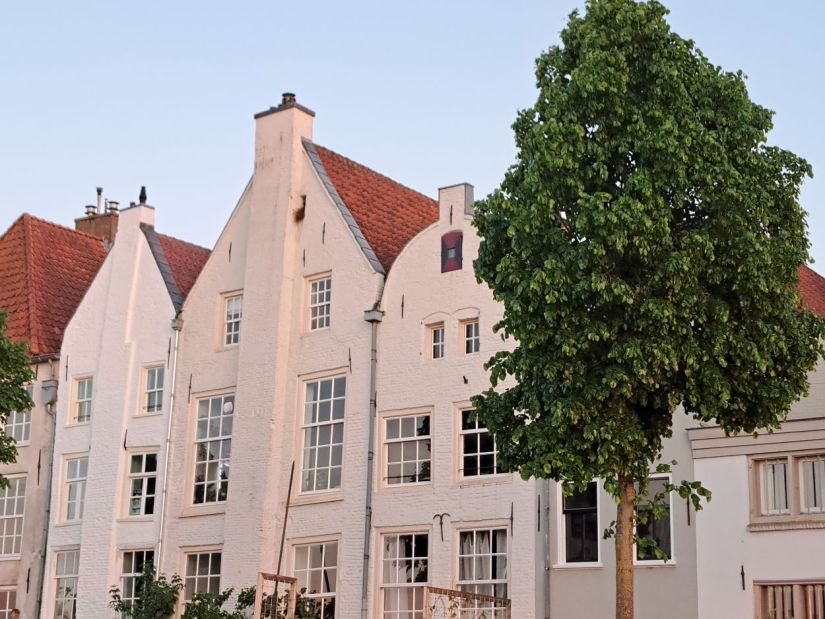 Witte huizen aan de Waalkade (mei 2025)