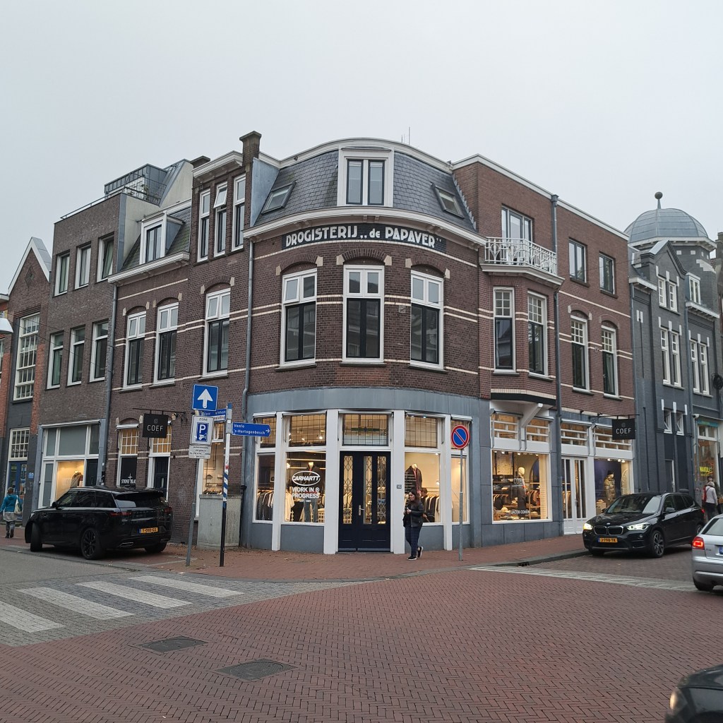 Hoek kruispunt Tweede Walstraat en Ziekerstraat met voormalige de Papaver (oktober 2024)