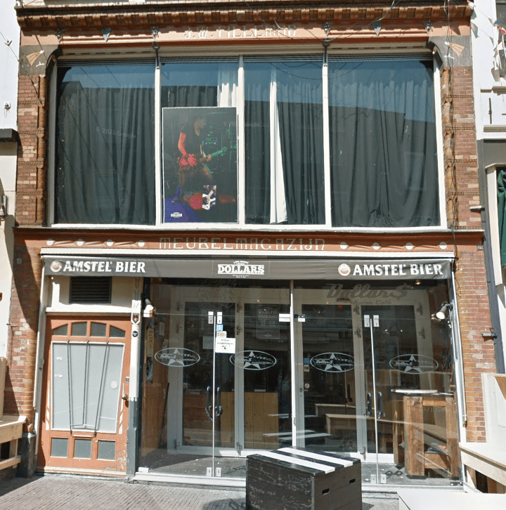 Grotestraat 9: op de bovenste regel is nog/weer J.W. Tilleman te lezen en op de onderste regel "Meubelmagazijn". Nu (mei 2024)l alweer jaren café Dollars, juli 2017 (Google Streetview) Oscar Leeuw
