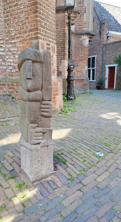 Afsluitpaal De Gehelmde Wachter, Ben van Pinxteren, 1977, Stevenskerkhof (juni 2024)