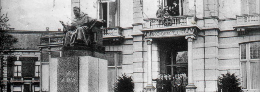 Het hoofdgebouw van de R.K. Universiteit aan het Keizer Karelplein met beeld Thomas van Aquino, 1925-1930 (Dr. Jan Brinkhoff via D312 RAN)