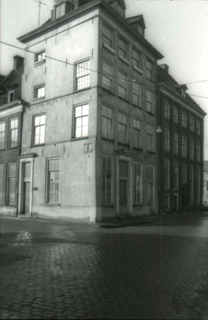 Links de Priemstraat. Het huis In de Olifant. Rechts daarvan het Jezuietenhuis (Hof van Xanten); merk op dat de olifant is verdwenen, 1969, Lage Markt 36-32 (Dr. Jan Brinkhoff via D563 RAN CC0)