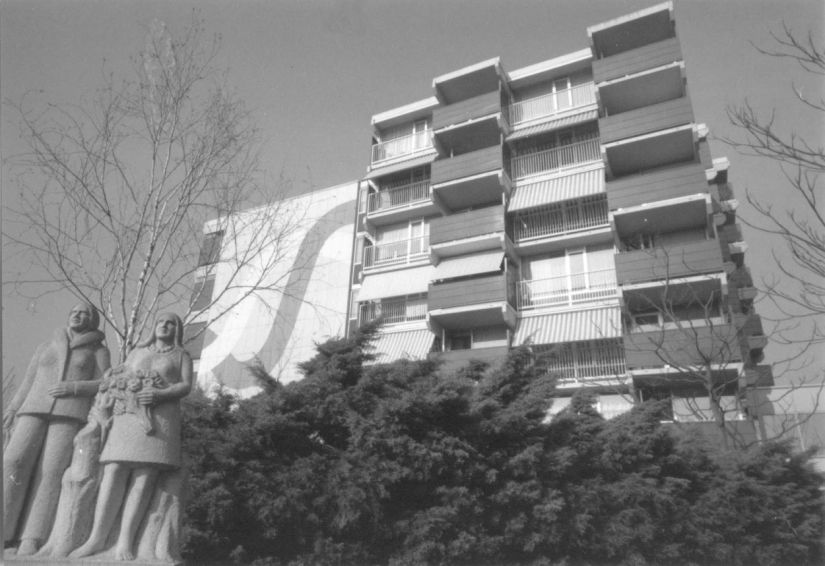 Het seniorenflatgebouw De Meiberg (Meijhorst 71ste t/m 73ste straat) ; links het beeld De Vier seizoenen , gemaakt door Giuseppe Roverso, 1992 (Toon Opsteegh via F6092 RAN CCBYSA)