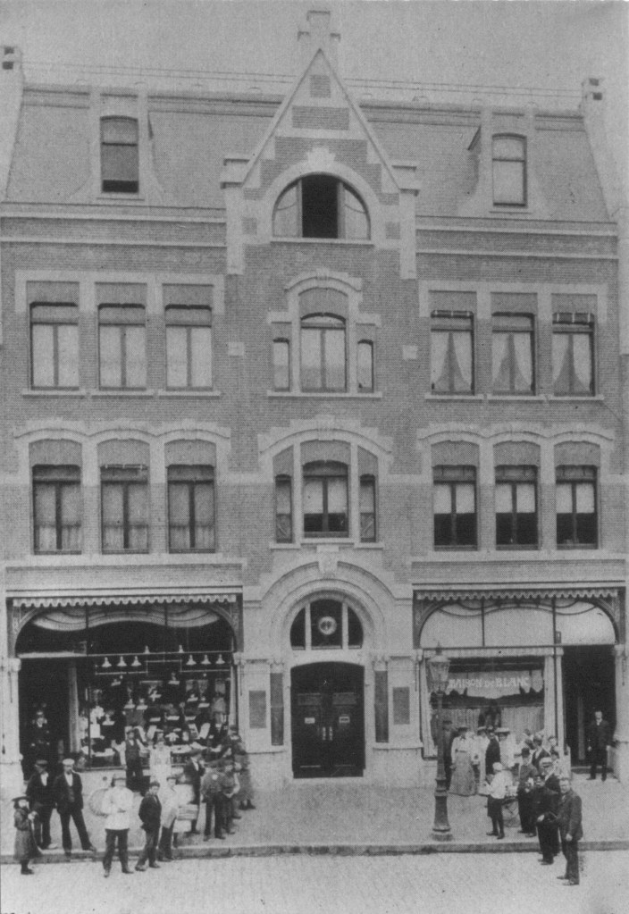 De Maas & Waalse Bank (M. Pouwels), 1910 of 1920 (F21630; F30493 dateert deze foto op 1920) Molenstraat