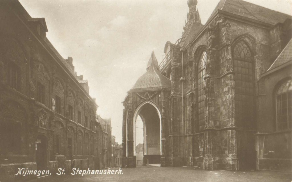Het Zuiderportaal van de St. Stevenskerk met links de Latijnse School, Weenenk en Snel, 1930 (F33959 RAN)