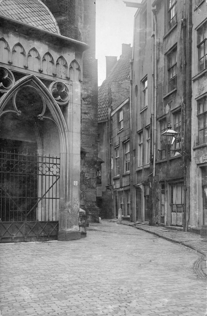 Stevenskerkhof: De achterzijde van de panden van de Grote Markt, 1920 (F63556 RAN)