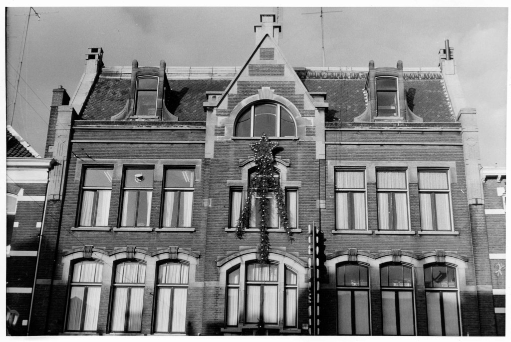 Woning boven de zaak van IJzerhandel Jos van Campen, 1966 (Evert F. van der Grinten via F78742 RAN CCBYSA Auteursrechthouder RAN) Molenstraat 106-108 Nijmegen