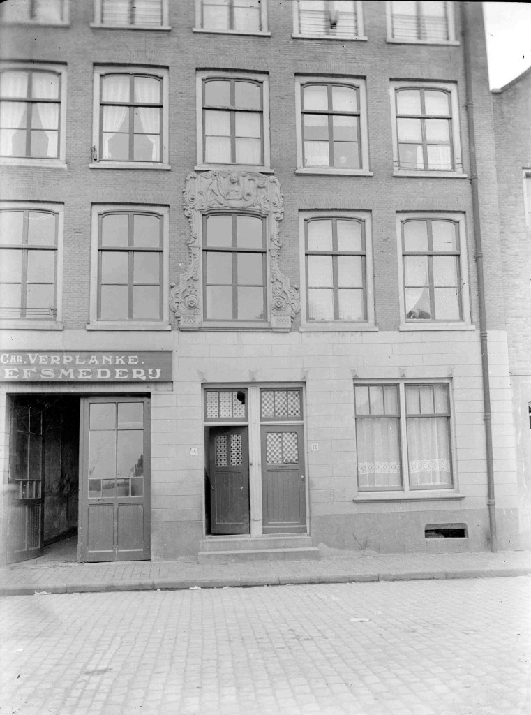 Het pand de Zeemeermin met smederij Verplanke, 1920-1930 (GN5590 RAN) Oude Haven 106- 108