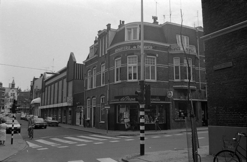 De Papaver Het kruispunt Tweede Walstraat en Ziekerstraat , met op de hoek Drogisterij De Papaver, gezien in de richting van het Mariënburg, 1984 (Ber van Haren via kn13381-38 RAN CC0)