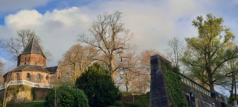 Valkhofkapel van onderaf (maart 2023)