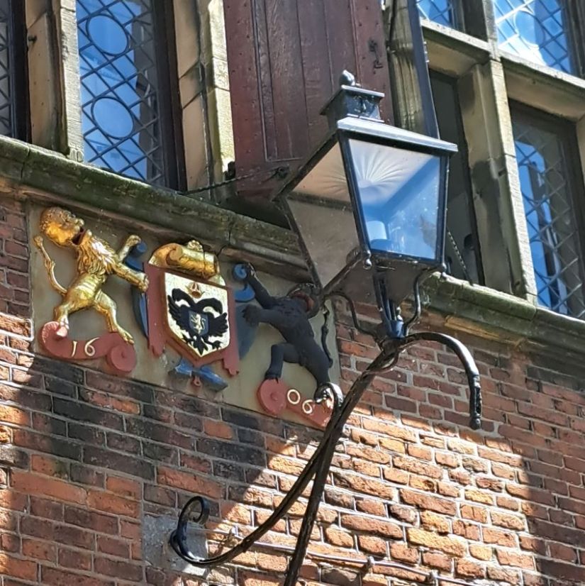 Stadswapen Nijmegen bij Kerkboog St. Stevenskerkhof (juni 2024)