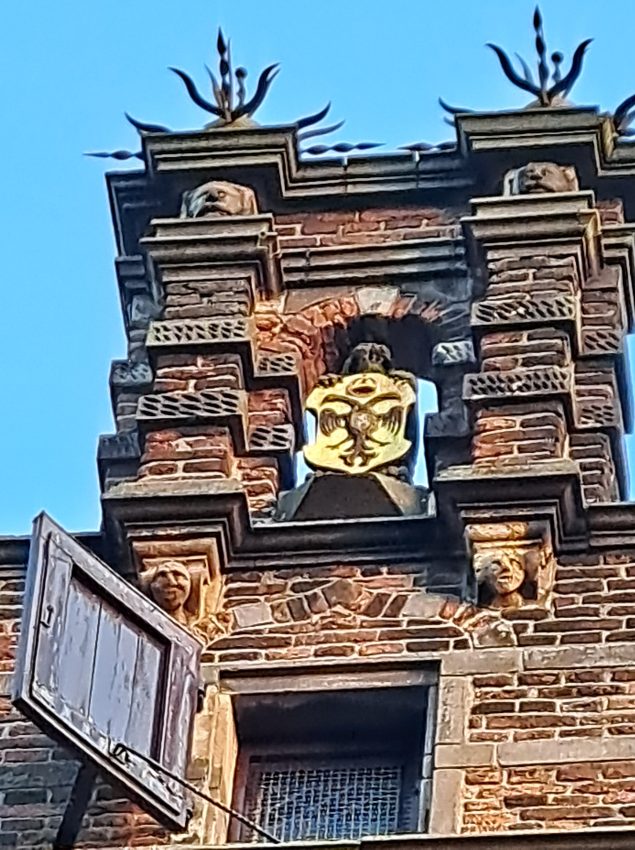 De top van de Kerkboog aan de achterkant met gemeentewapen (november 2024)