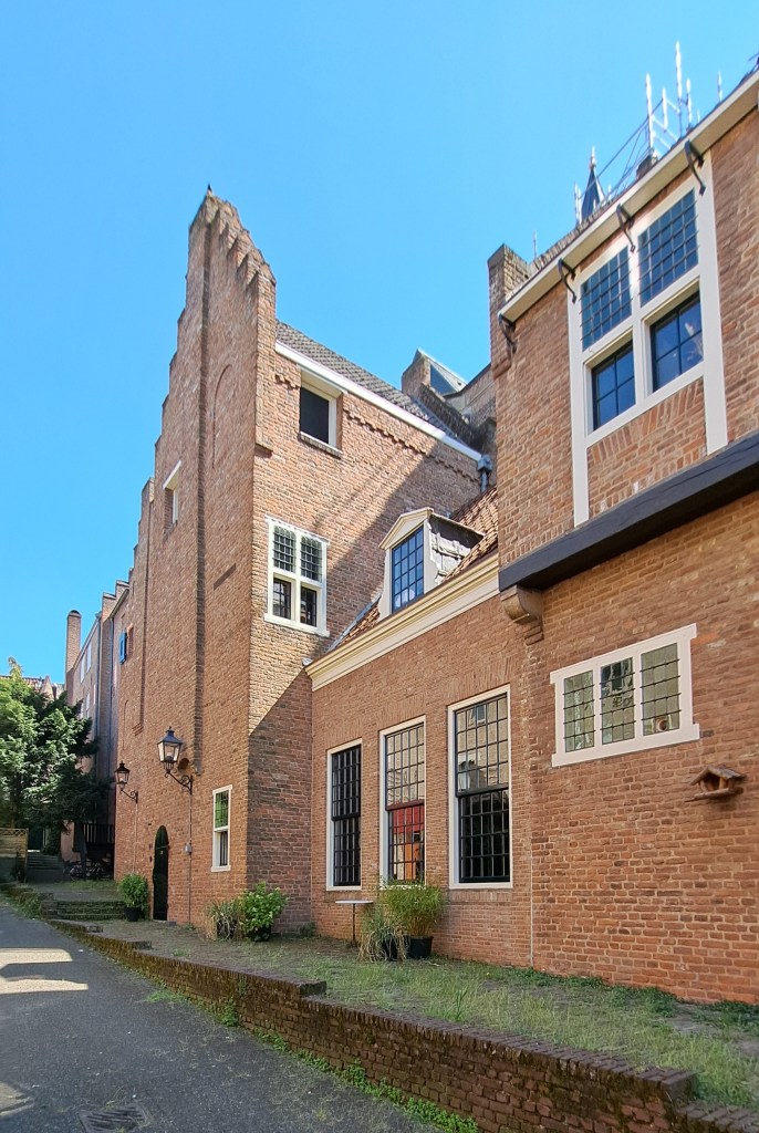 Achterkant Kanunnikenhuizen Achter de Smidstraat (juni 2024)