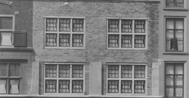 De gerestaureerde gevels van "d'Oude Laeckenhal", Grote Markt 23-24 (Fotopersbureau de Gelderlander Auteursrechthouder J.F.M. Trum via F14244 RAN CCBYSA)