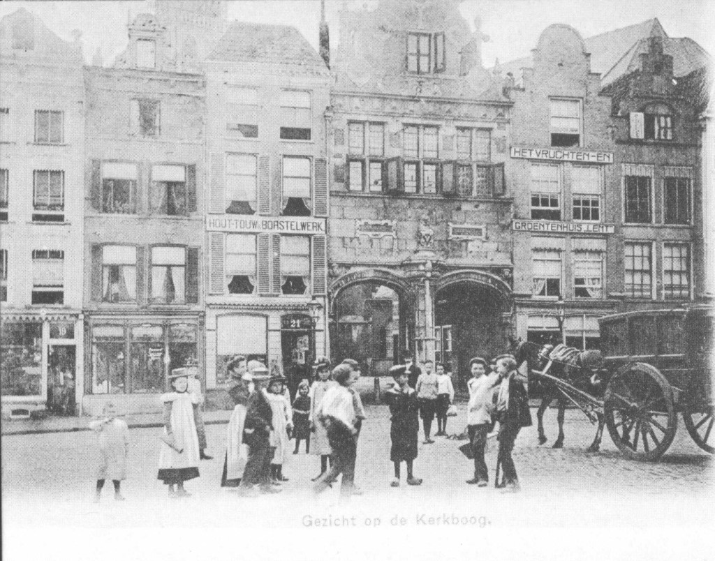 Het Vruchten en Groentenhuis Lent op Grote Markt 22: De Kerkboog en de westwand, 1905-1910 (F14323 RAN)
