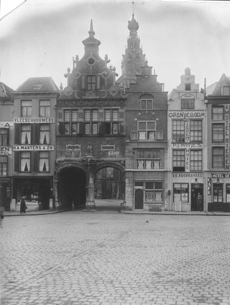 Grote Markt 22 naast de Kerkboog in 16e/17e eeuws uiterlijk, 1928 (A. Klitzsch & Co via F14553 RAN)