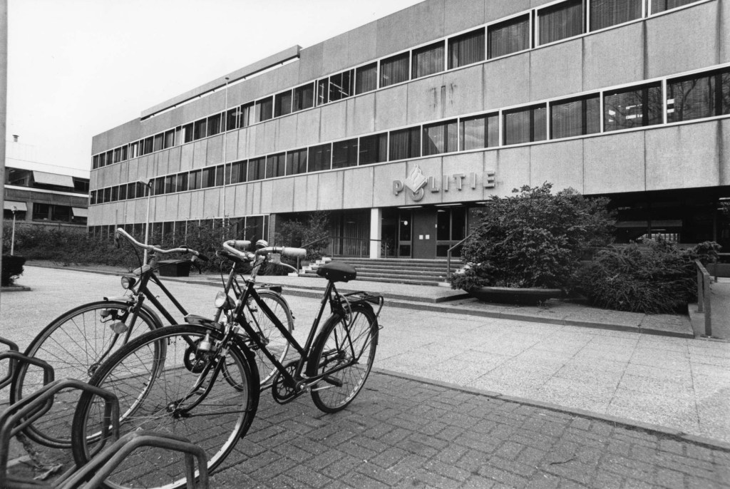 Het voormalige politiebureau op de Mari:enburg, 27/4/1995 (Ger Loeffen via F37949 RAN)