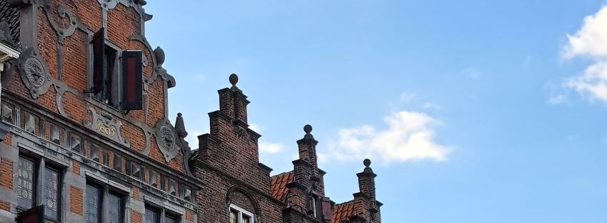 Gevels Grote Markt met links de Kerboog (juli 2024)