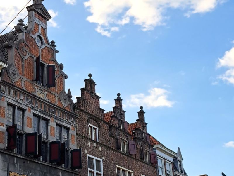 Kerkboog: op Grote Markt: Historische Lakenhal en Thomas Singendonck’s Gevelontwerp