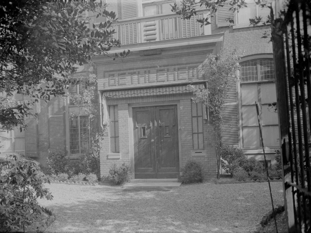 De ingang van het klooster Bethlehem van de zusters Dominicanessen van het Allerheiligste Sacrament. De zusters verleenden kraamzorg aan arme gezinnen in de Benedenstad. Nadat de zusters het pand verlieten werd er een hospice in gevestigd, 1936 (GN10792 RAN)