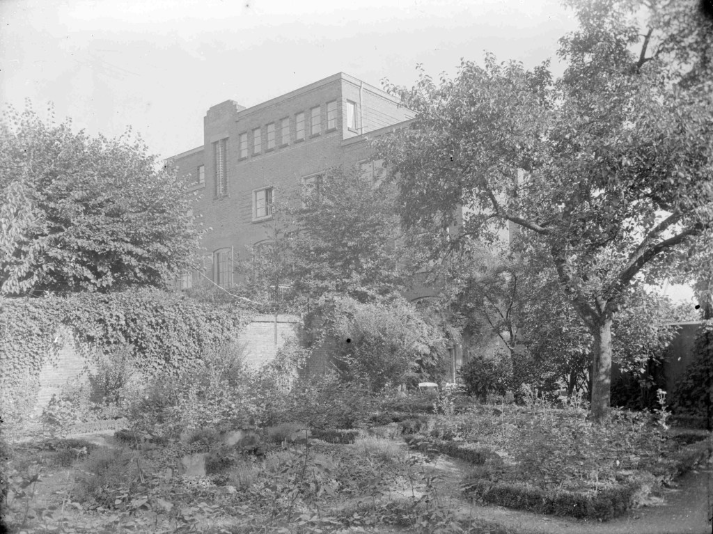 De tuin van het klooster Bethlehem van de zusters Dominicanessen van het Allerheiligst Sacrament gefotografeerd in de richting van de Waal. De zusters verleenden kraamzorg aan arme gezinnen in de Benedenstad. Nadat de zusters het pand verlieten werd er een hospice in gevestigd, 1936 (GN10794 RAN)