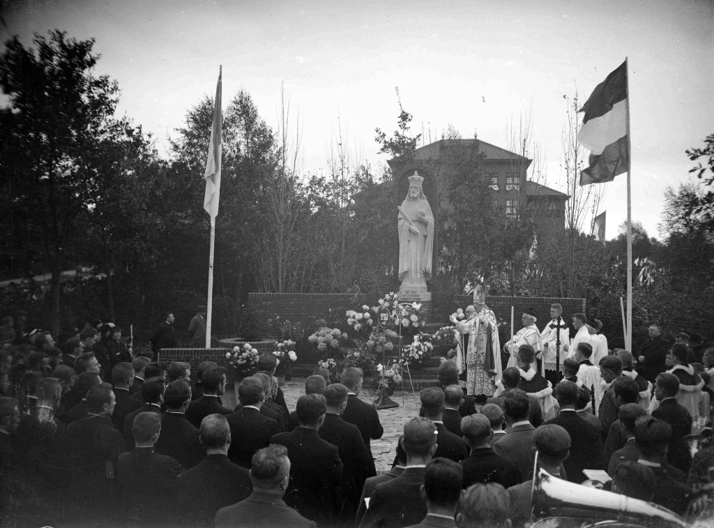 Koningsgaard bij de onthulling van het Christus Koning beeld in haar tuin op 23-10-1932 (GN3409 RAN)
