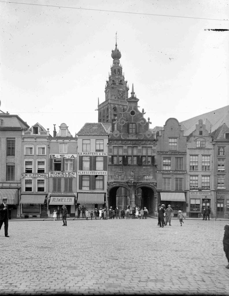 Panden aan de westzijde van de Grote Markt, 1900- 1910 (GN7 RAN)
