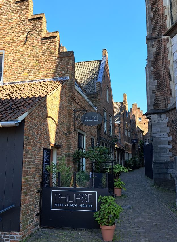 Kanunnikenhuisjes St Stevenskerkhof (juni 2024)