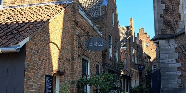 Kanunnikenhuisjes St Stevenskerkhof (juni 2024)