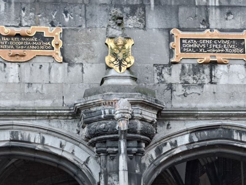 Kerkboog opschriften en leeuw: Historische betekenis en achtergrondverhaal